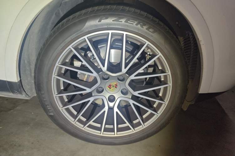 Used Porsche Cayenne 2023 Cayenne Coupé 3.0T Platinum Edition Right Front Wheel Hub
