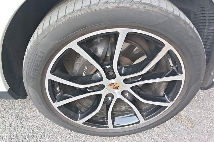 Used Porsche Cayenne 2023 Cayenne 3.0T Platinum Edition Right Front Wheel Hub