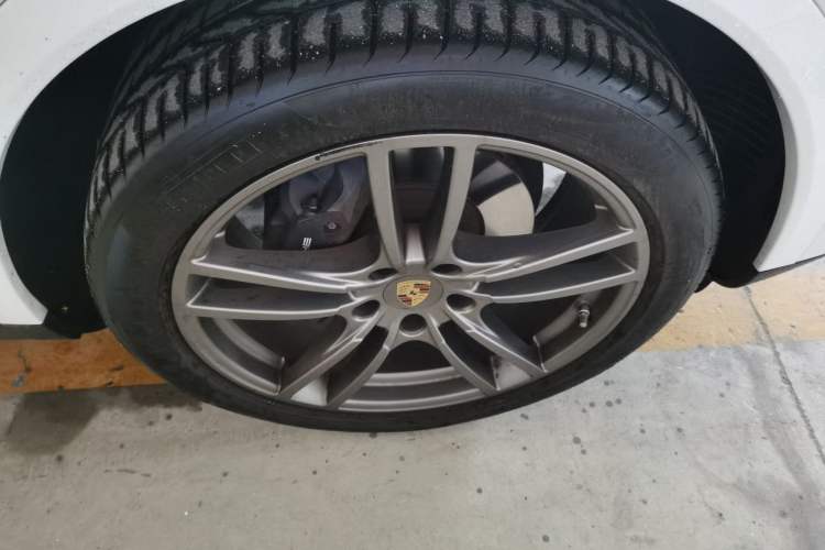 Used Porsche Cayenne 2023 Cayenne Coupé 3.0T Right Front Wheel Hub