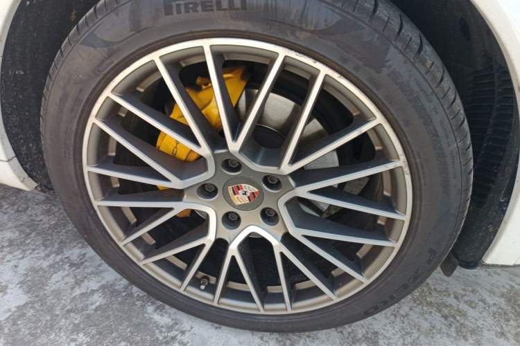 Used Porsche Cayenne 2023 Cayenne 3.0T Platinum Edition Right Front Wheel Hub