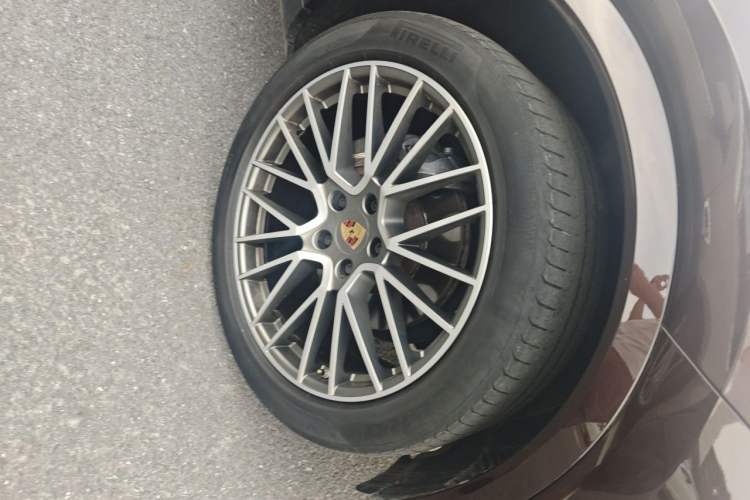 Used Porsche Cayenne 2023 Cayenne 3.0T Platinum Edition Right Front Wheel Hub