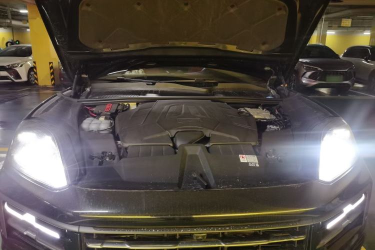 Used Porsche Cayenne 2024 Cayenne 3.0T Engine Bay