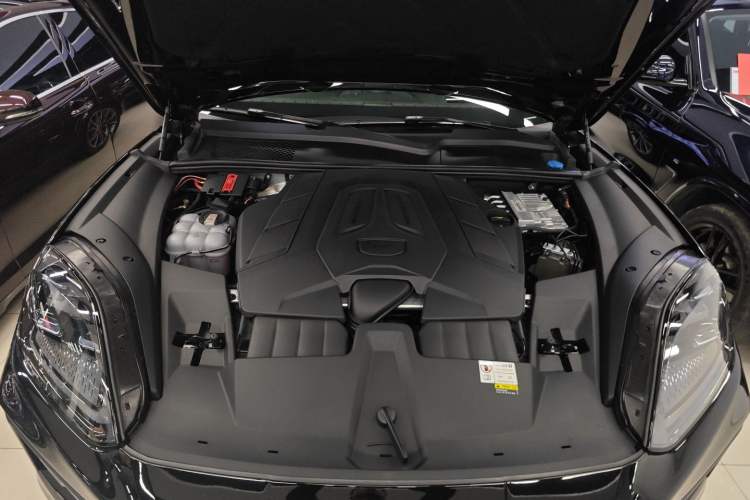 Used Porsche Cayenne 2024 Cayenne 3.0T Engine Bay