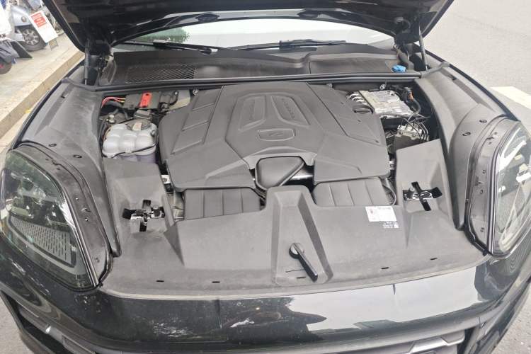 Used Porsche Cayenne 2024 Cayenne 3.0T Engine Bay