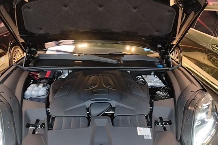 Used Porsche Cayenne 2024 Cayenne 3.0T Engine Bay