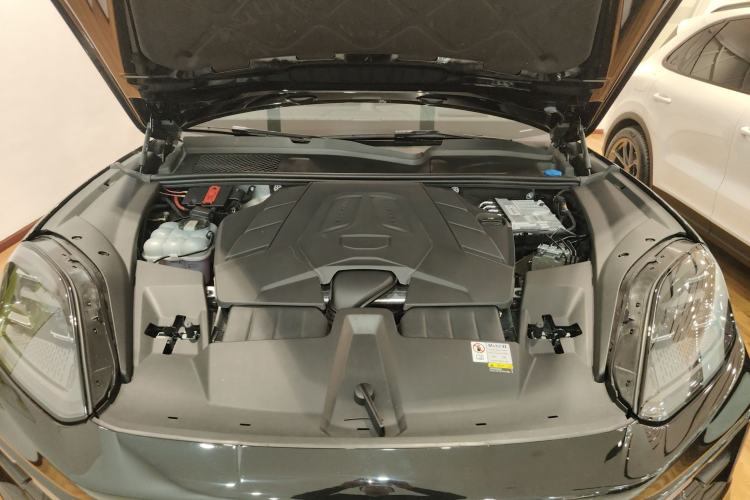 Used Porsche Cayenne 2024 Cayenne 3.0T Engine Bay
