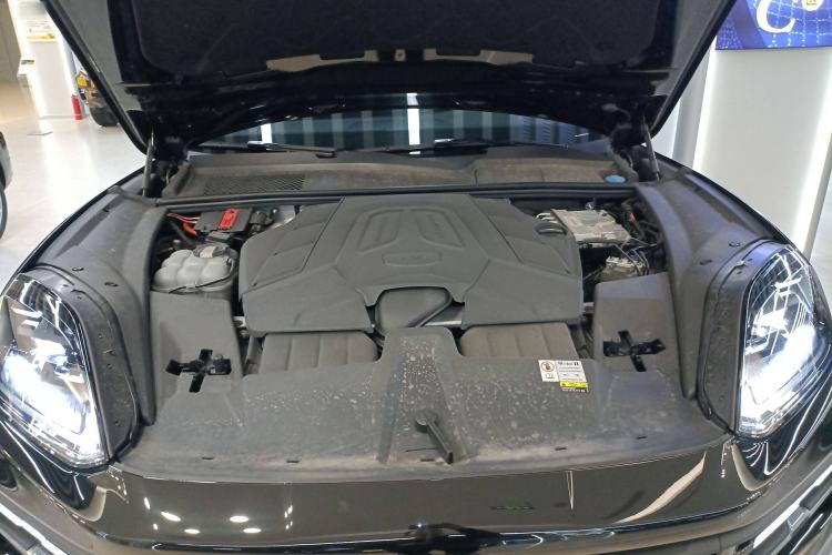 Used Porsche Cayenne 2024 Cayenne 3.0T Engine Bay