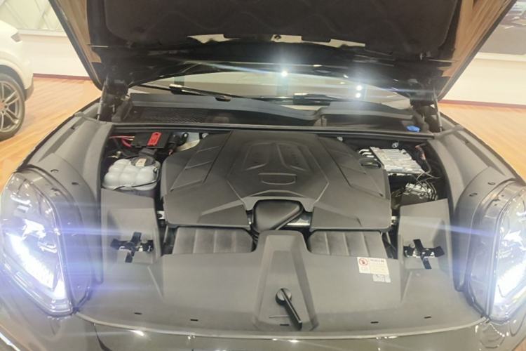 Used Porsche Cayenne 2024 Cayenne 3.0T Engine Bay