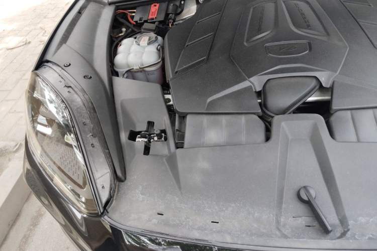 Used Porsche Cayenne 2024 Cayenne 3.0T Engine Bay Right