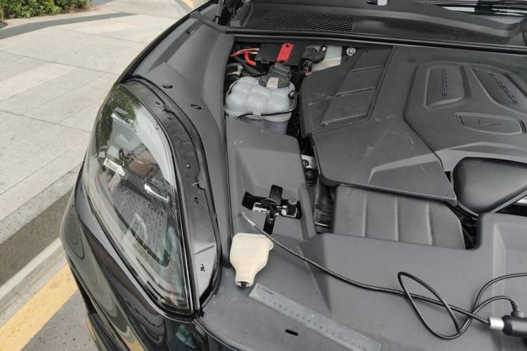 Used Porsche Cayenne 2024 Cayenne 3.0T Engine Bay Right