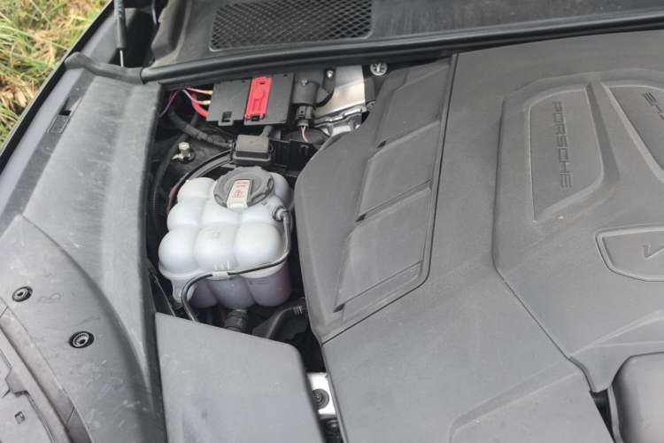 Used Porsche Cayenne 2024 Cayenne 3.0T Engine Bay Right