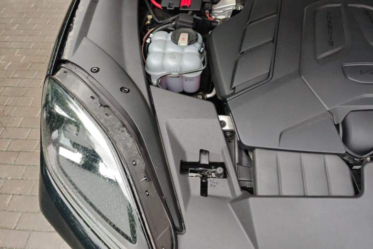 Used Porsche Cayenne 2024 Cayenne 3.0T Engine Bay Right