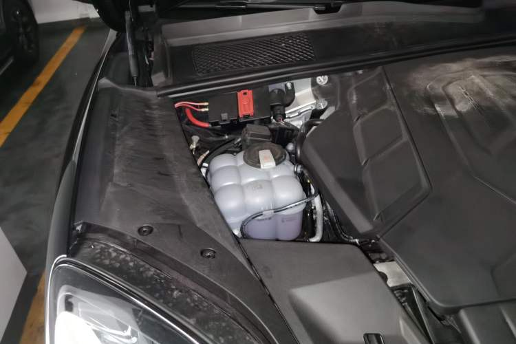 Used Porsche Cayenne 2024 Cayenne 3.0T Engine Bay Right