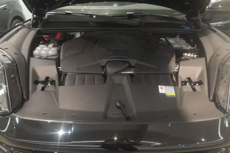 Used Porsche Cayenne 2024 Cayenne 3.0T Engine Bay