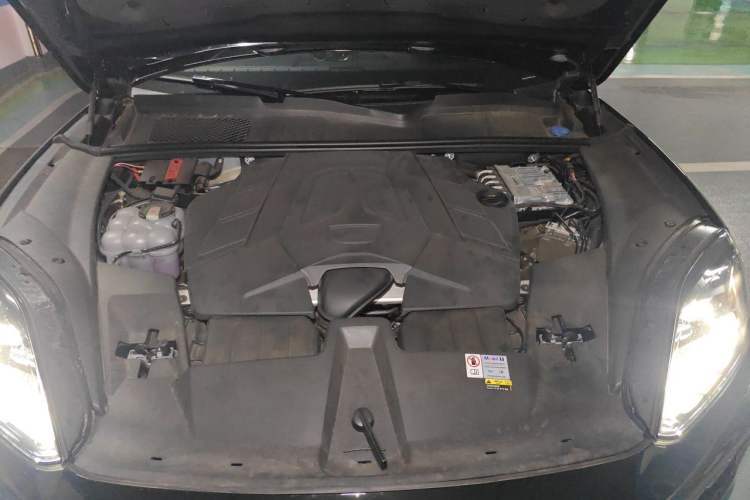 Used Porsche Cayenne 2024 Cayenne 3.0T Engine Bay
