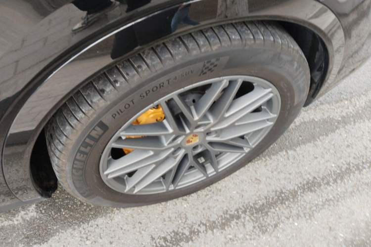 Used Porsche Cayenne 2024 Cayenne 3.0T Right Front Wheel Hub