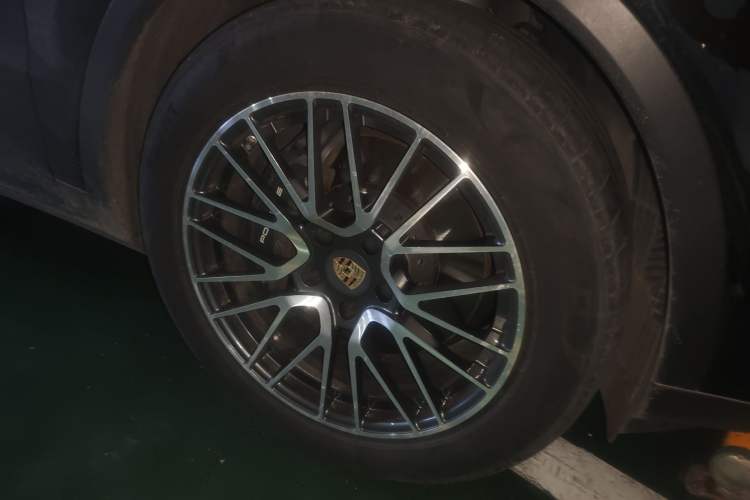 Used Porsche Cayenne 2024 Cayenne 3.0T Right Front Wheel Hub