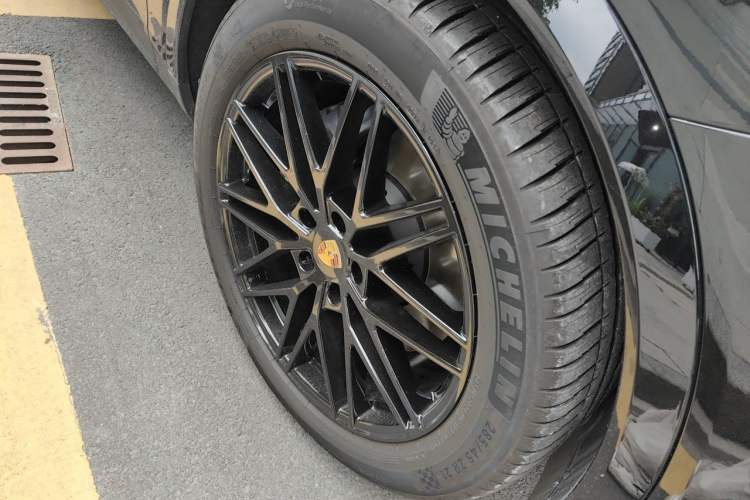 Used Porsche Cayenne 2024 Cayenne 3.0T Right Front Wheel Hub