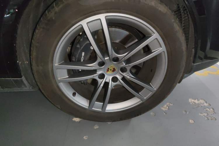Used Porsche Cayenne 2024 Cayenne 3.0T Right Front Wheel Hub