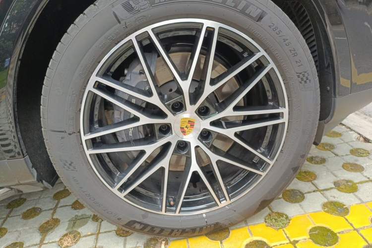 Used Porsche Cayenne 2024 Cayenne 3.0T Right Front Wheel Hub