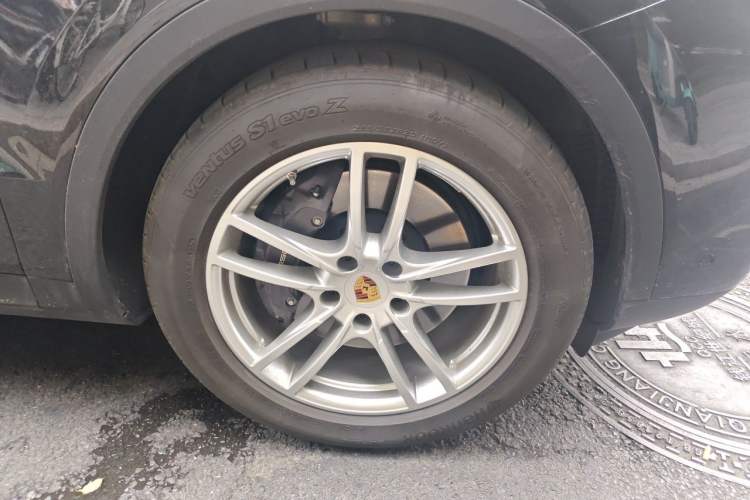 Used Porsche Cayenne 2024 Cayenne 3.0T Right Front Wheel Hub