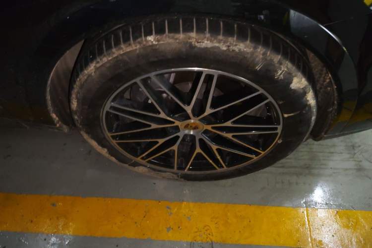 Used Porsche Cayenne 2024 Cayenne 3.0T Right Front Wheel Hub