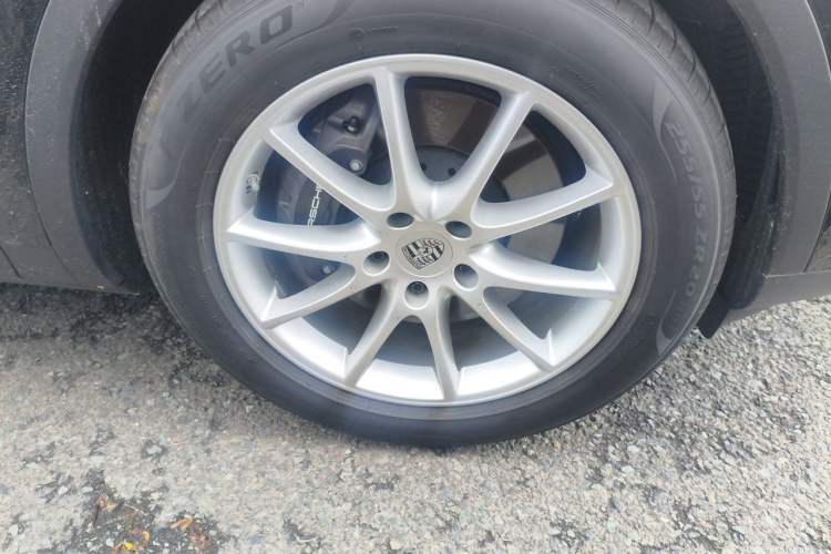 Used Porsche Cayenne 2024 Cayenne 3.0T Right Front Wheel Hub