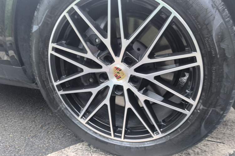 Used Porsche Cayenne 2024 Cayenne 3.0T Right Front Wheel Hub