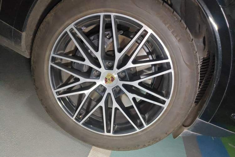 Used Porsche Cayenne 2024 Cayenne 3.0T Right Front Wheel Hub