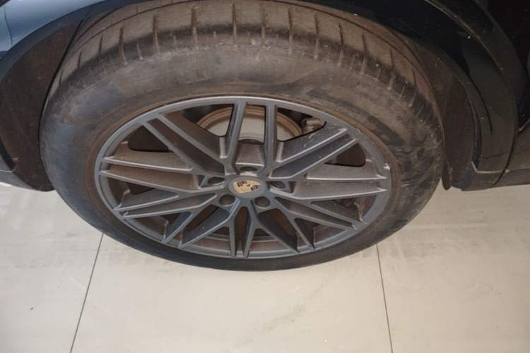 Used Porsche Cayenne 2024 Cayenne 3.0T Right Rear Wheel Hub
