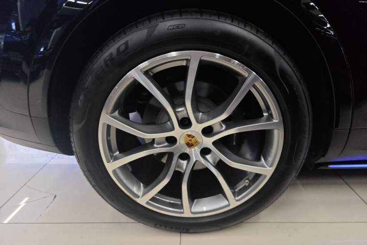 Used Porsche Cayenne 2024 Cayenne 3.0T Right Rear Wheel Hub