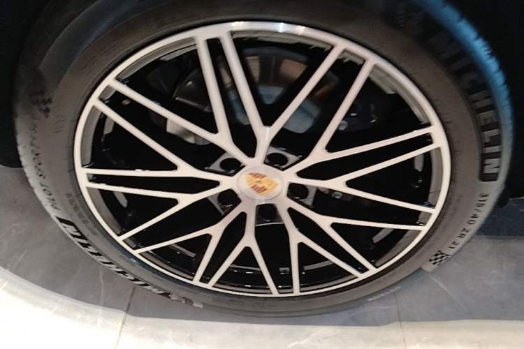 Used Porsche Cayenne 2024 Cayenne 3.0T Right Rear Wheel Hub