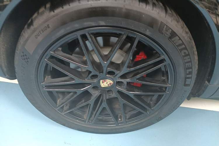Used Porsche Cayenne 2024 Cayenne 3.0T Right Rear Wheel Hub