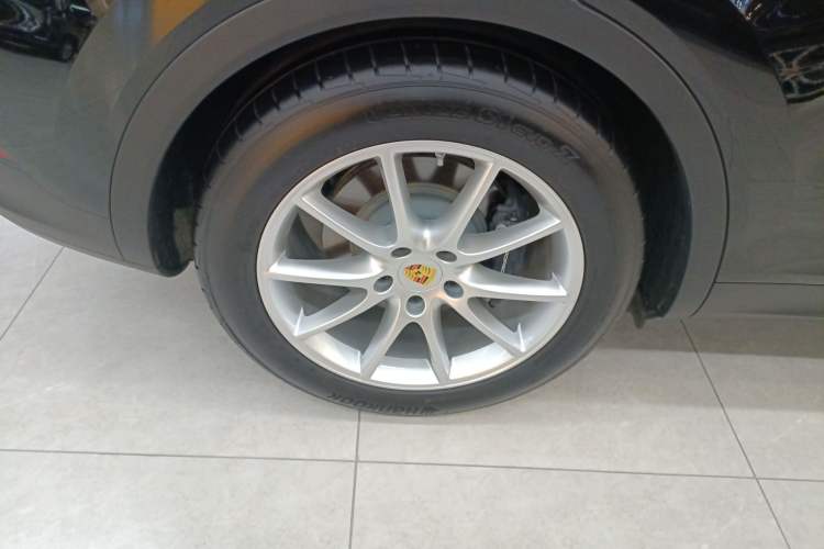 Used Porsche Cayenne 2024 Cayenne 3.0T Right Rear Wheel Hub