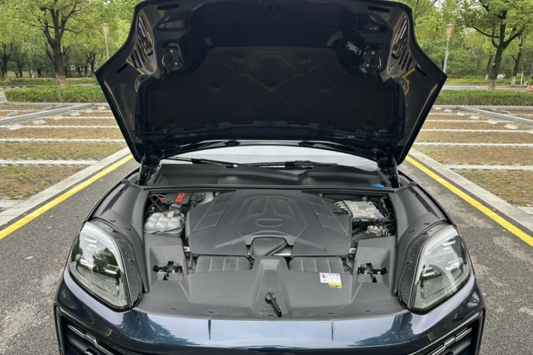Used Porsche Cayenne 2024 Cayenne 3.0T Engine Bay