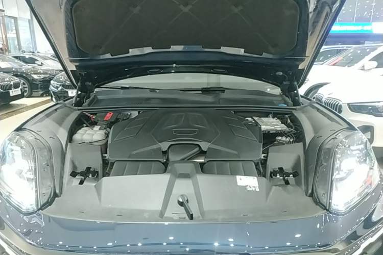 Used Porsche Cayenne 2024 Cayenne 3.0T Engine Bay