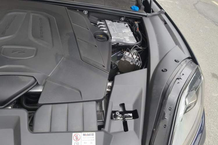Used Porsche Cayenne 2024 Cayenne 3.0T Engine Bay Left