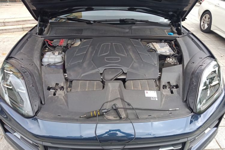 Used Porsche Cayenne 2024 Cayenne 3.0T Engine Bay
