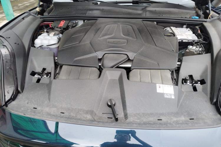 Used Porsche Cayenne 2024 Cayenne 3.0T Engine Bay
