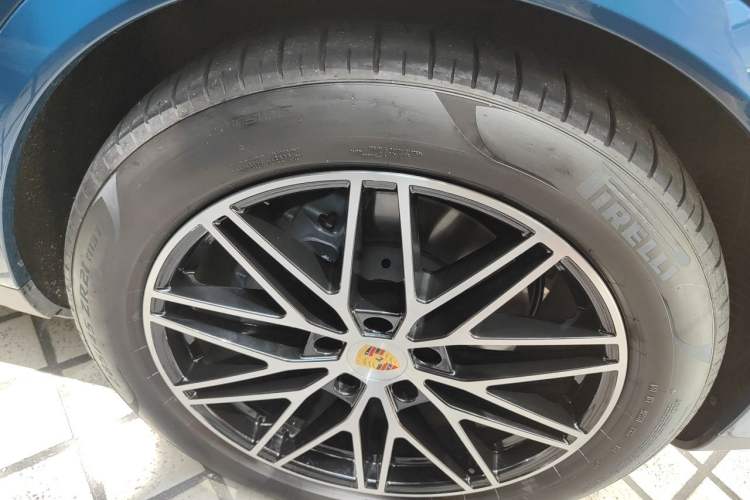 Used Porsche Cayenne 2024 Cayenne 3.0T Right Front Wheel Hub