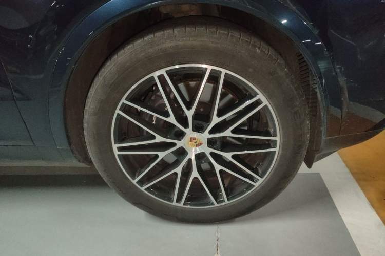 Used Porsche Cayenne 2024 Cayenne 3.0T Right Front Wheel Hub