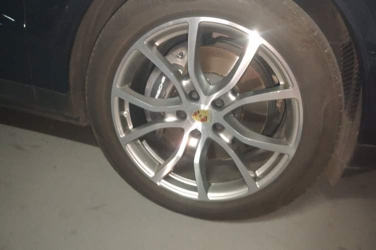 Used Porsche Cayenne 2024 Cayenne Coupé 3.0T Right Front Wheel Hub