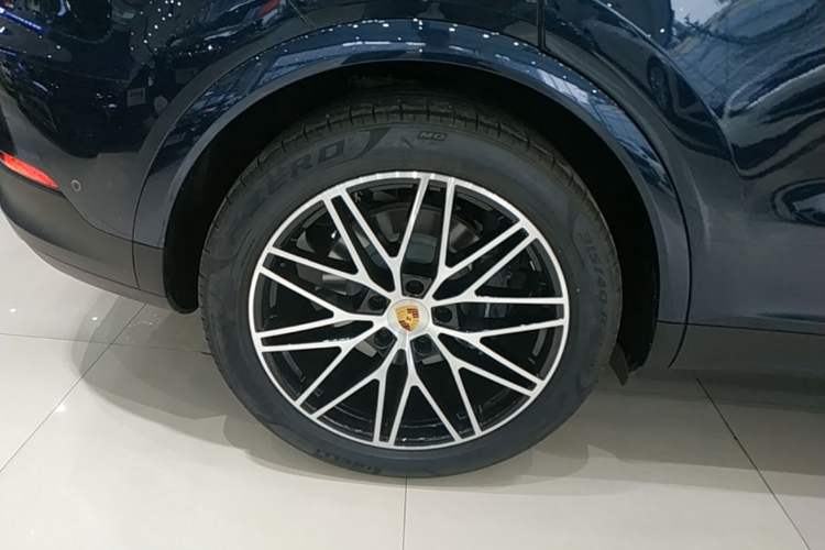 Used Porsche Cayenne 2024 Cayenne 3.0T Right Rear Wheel Hub