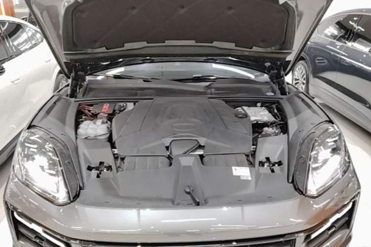 Used Porsche Cayenne 2024 Cayenne 3.0T Engine Bay
