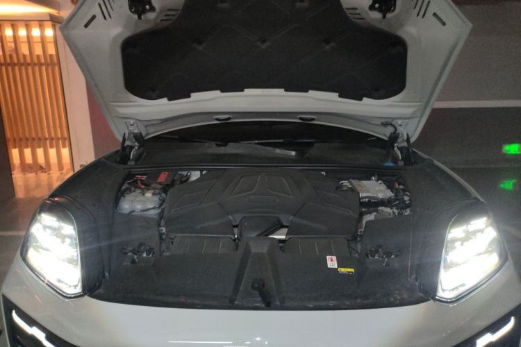 Used Porsche Cayenne 2024 Cayenne 3.0T Engine Bay