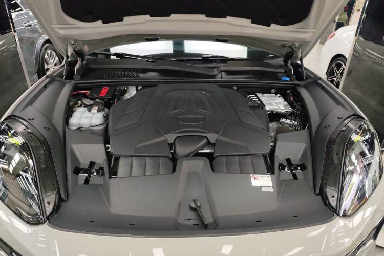 Used Porsche Cayenne 2024 Cayenne 3.0T Engine Bay