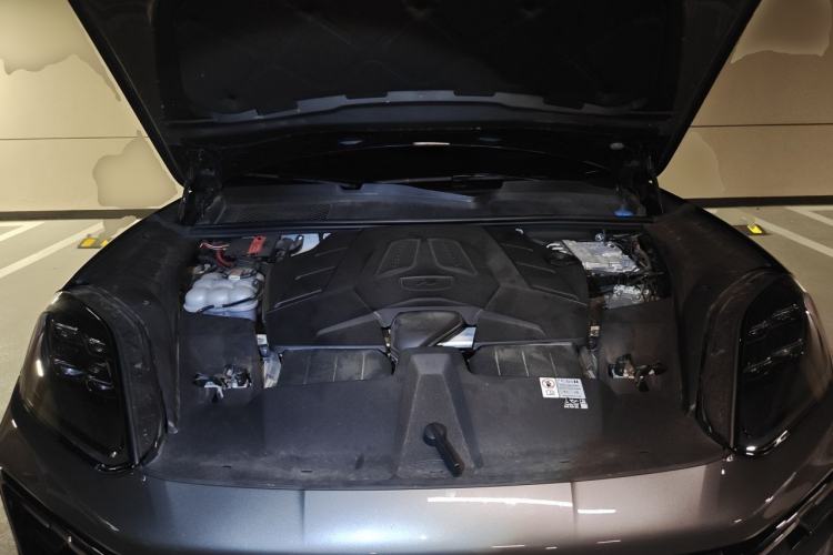 Used Porsche Cayenne 2024 Cayenne 3.0T Engine Bay
