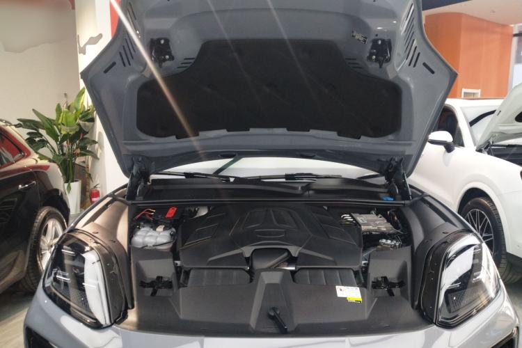 Used Porsche Cayenne 2024 Cayenne 3.0T Engine Bay