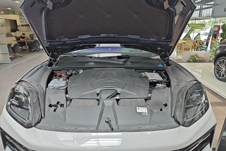 Used Porsche Cayenne 2024 Cayenne 3.0T Engine Bay