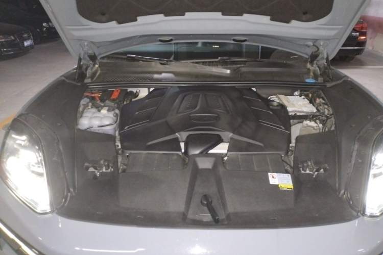 Used Porsche Cayenne 2024 Cayenne Coupé 3.0T Engine Bay